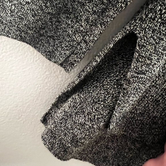 Women’s GAP Long-Sleeve Lightweight V-Neck Sweater SIZE L - PRE-OWNED - Picture 6 of 7